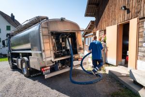 unsere-umwelt-milchtransport-vom-milchbuur_milchabholen_Stuber_Transporte